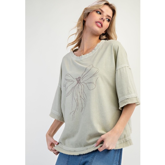 NWT Easel Light Olive Green Bow Print Graphic Short Sleeved Top - Picture 2 of 3